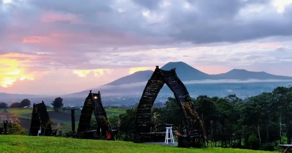Destinasi Wisata Tomohon dengan Pemandangan Luar Biasa Cartenz Hills Tomohom